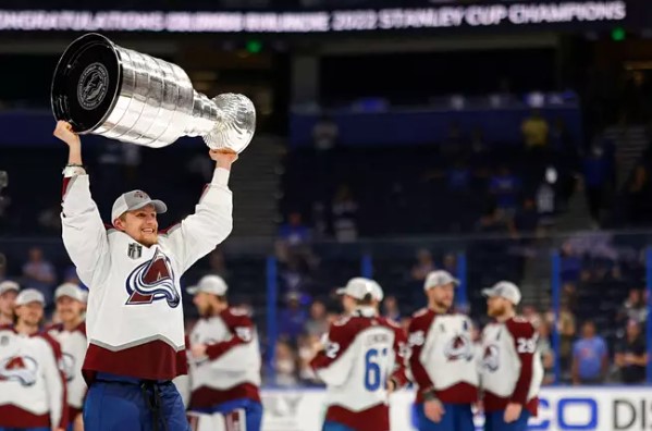 Stanley Cupin ratkaisija Artturi Lehkonen solmi pitkän jatko­sopimuksen Colorado Avalanchen kanssa