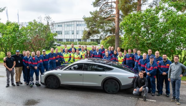 Uudenkaupungin autotehtaalla valmistui ensimmäinen aurinkosähköä käyttävä auto – sarjatuotannon linjaston rakentaminen etenee suunnitellusti