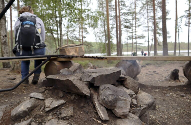 Saako keskellä metsää olevassa laavussa kuka tahansa yöpyä – jokamiehenoikeuksista tulee riitaa erityisesti kesällä