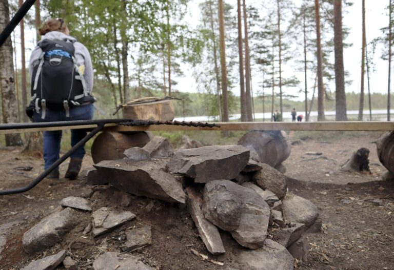 Saako keskellä metsää olevassa laavussa kuka tahansa yöpyä – jokamiehenoikeuksista tulee riitaa erityisesti kesällä