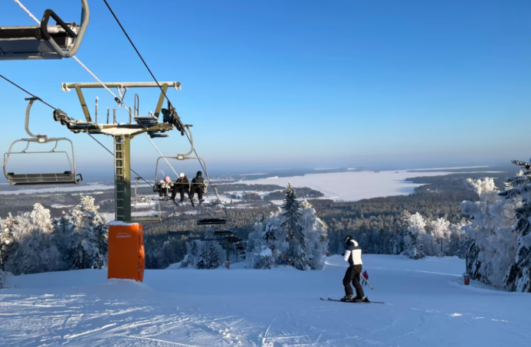 Hiihtolomat kasvattivat Kainuun matkailua – Vuokatti oli maaliskuussa Suomen neljänneksi suosituin kohde