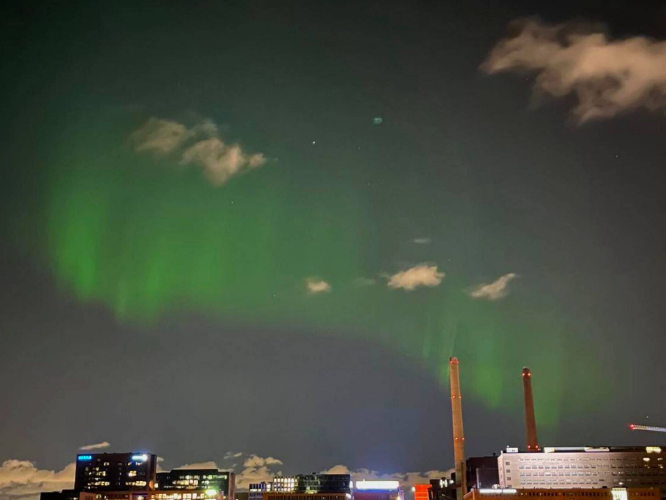 Helsingin yllä tanssivat revontulet ikuistuivat upeisiin kuviin – Meteorologi antaa vinkin tiistaiyön varalle