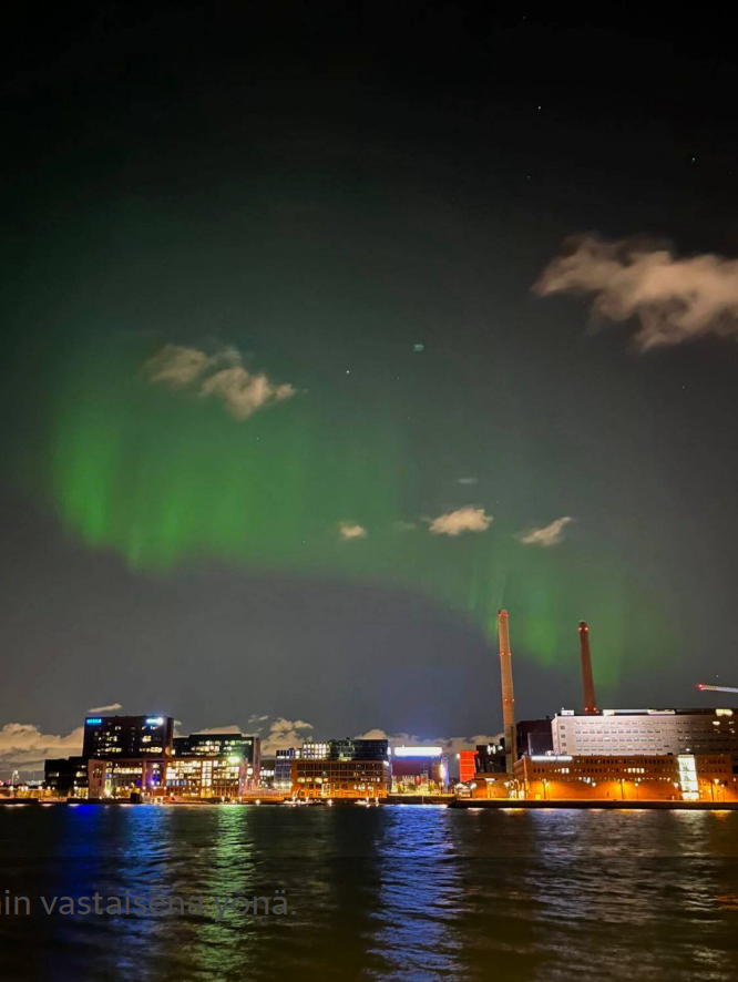 Helsingin yllä tanssivat revontulet ikuistuivat upeisiin kuviin – Meteorologi antaa vinkin tiistaiyön varalle