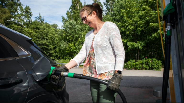 Sähköbensiini on tulossa Suomeen – voi tankata perinteiseen bensa-autoon ilman muutoksia