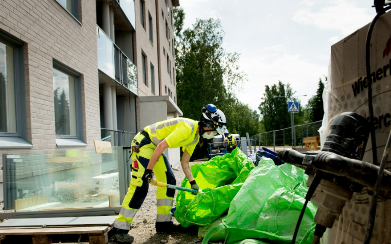 Kesätyöpaikkoja on toistaiseksi tarjolla viime vuotta vähemmän ja yhä useammin täysi-ikäisille – vain rakennusalalla on paikkoja auki viime vuotta enemmän